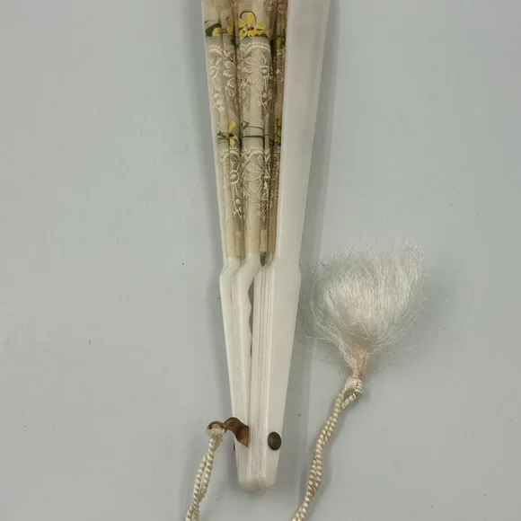 Elegant Lace Hand Fan with Yellow Floral Design - Picture 4 of 4